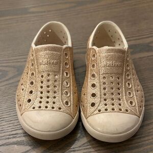 Native Kids Sneakers in Shimmering Gold
